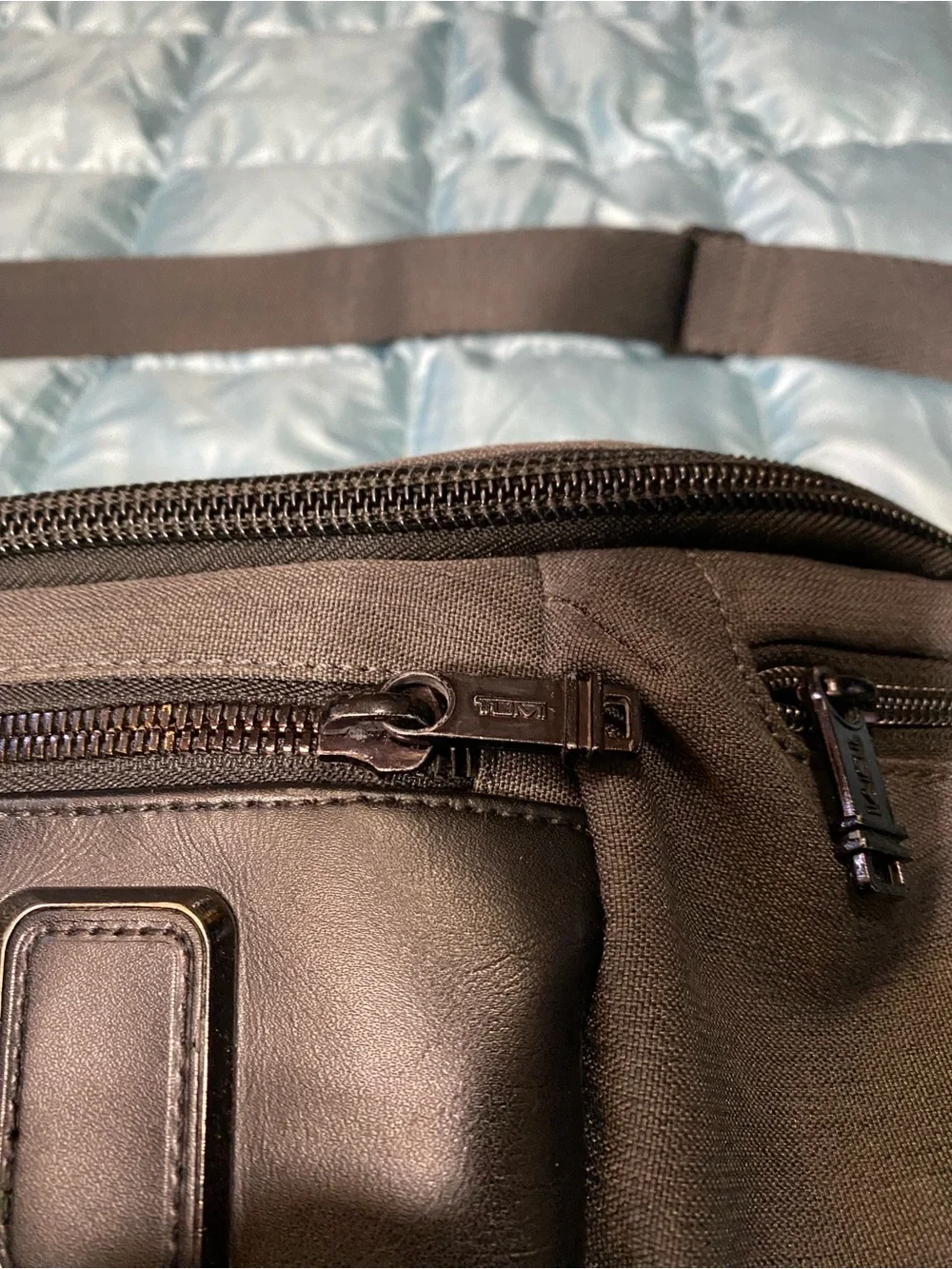 EUC Mens Tumi Black Leather-Front Sling.  Retail $450